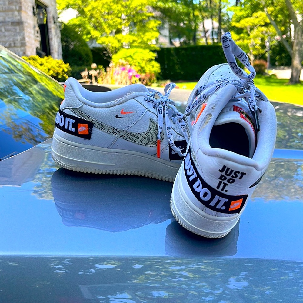 Nike Air Force 1 just do it. Multiple style tags on the shoe. Gently used.